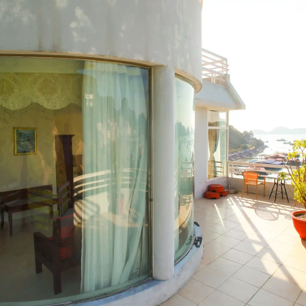 Beachfront hotel Cat Ba